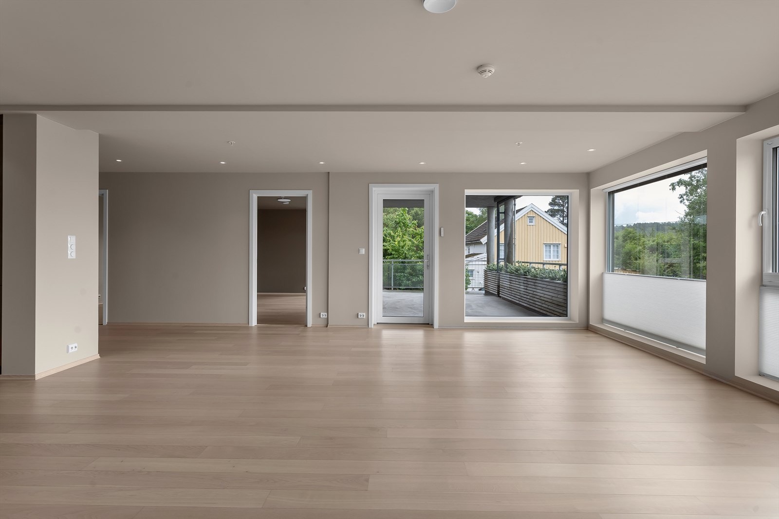 Fra stua er det utgang til overbygget veranda. Galleribilde