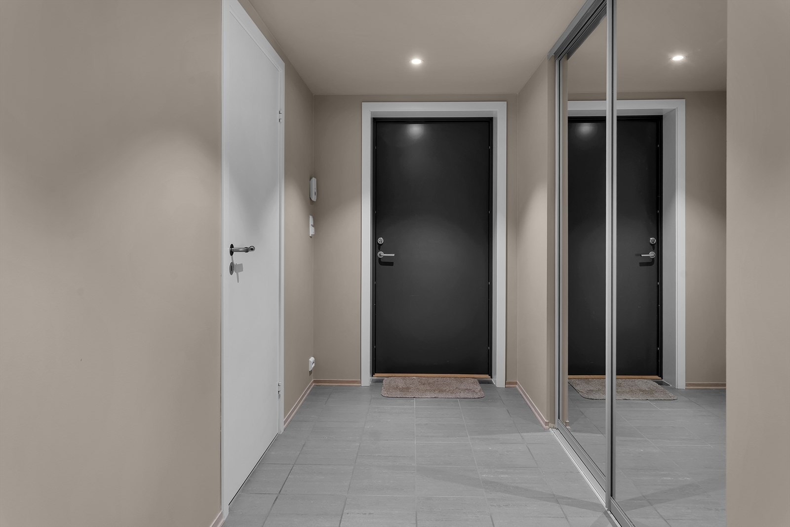 Inngangsparti med skyvedørsgarderobe. Dør til venstre er det innvendig bod. Galleribilde