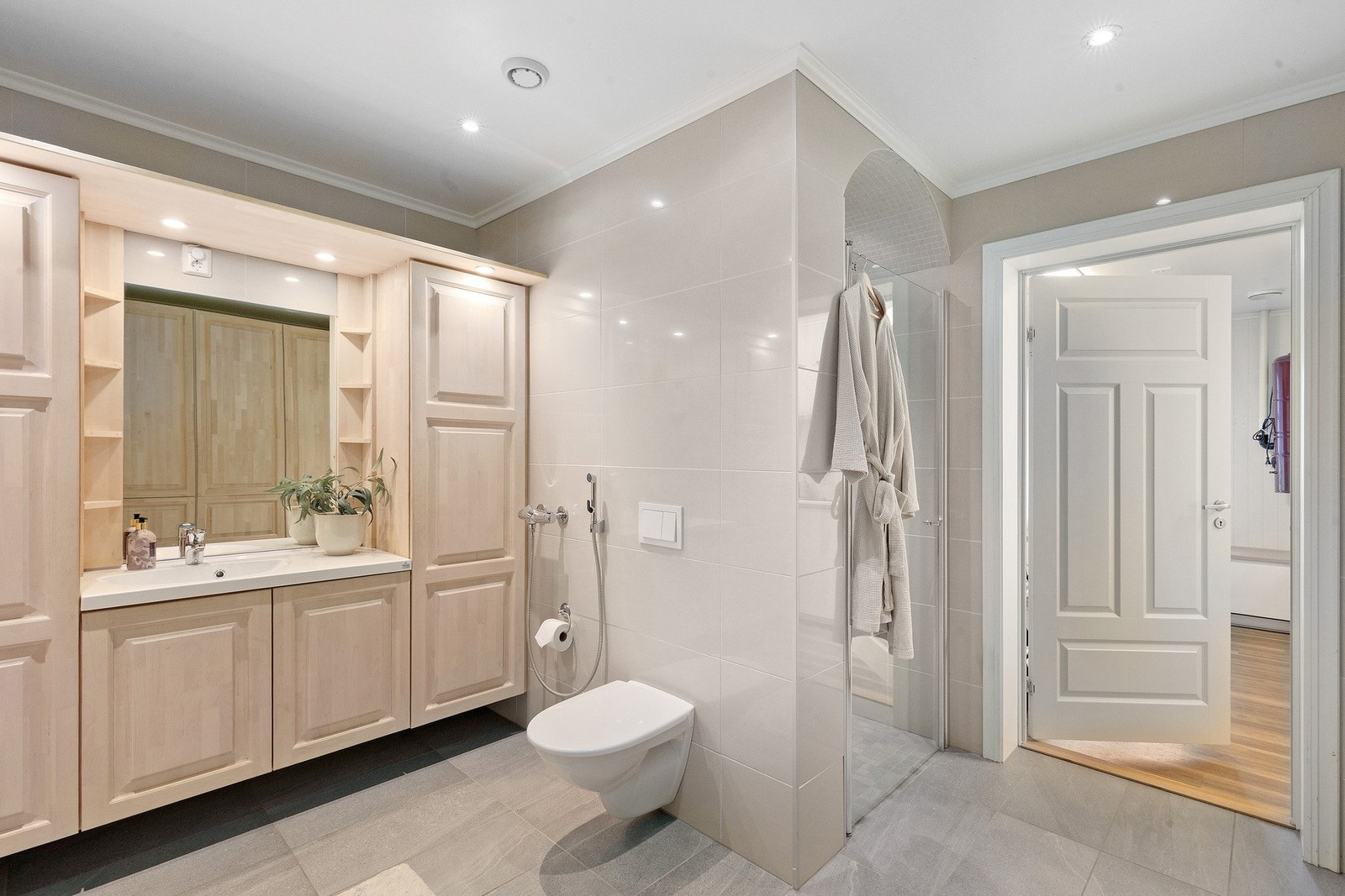 Bad med tilgang fra entre med gjennomgang til vaskerom og kontor - 1. etasje Galleribilde