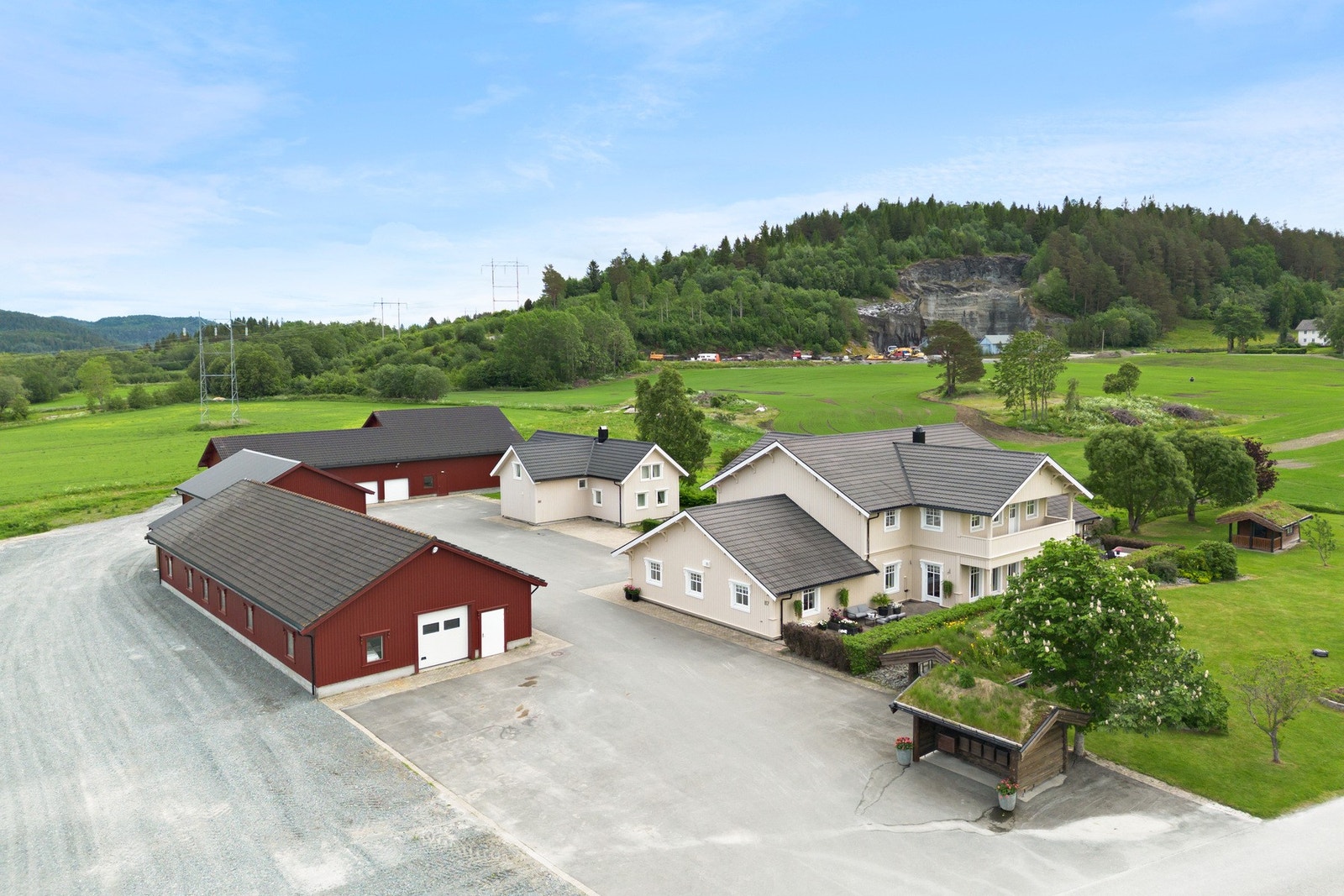 Asfaltert atkomst til eiendommen samt hele gårdsplassen Galleribilde