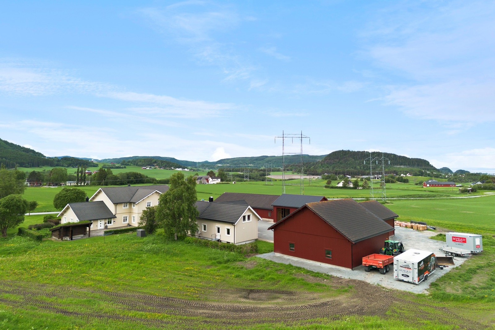 Hovedbolig til venstre, kår bolig i midten og garasje / verksted Galleribilde