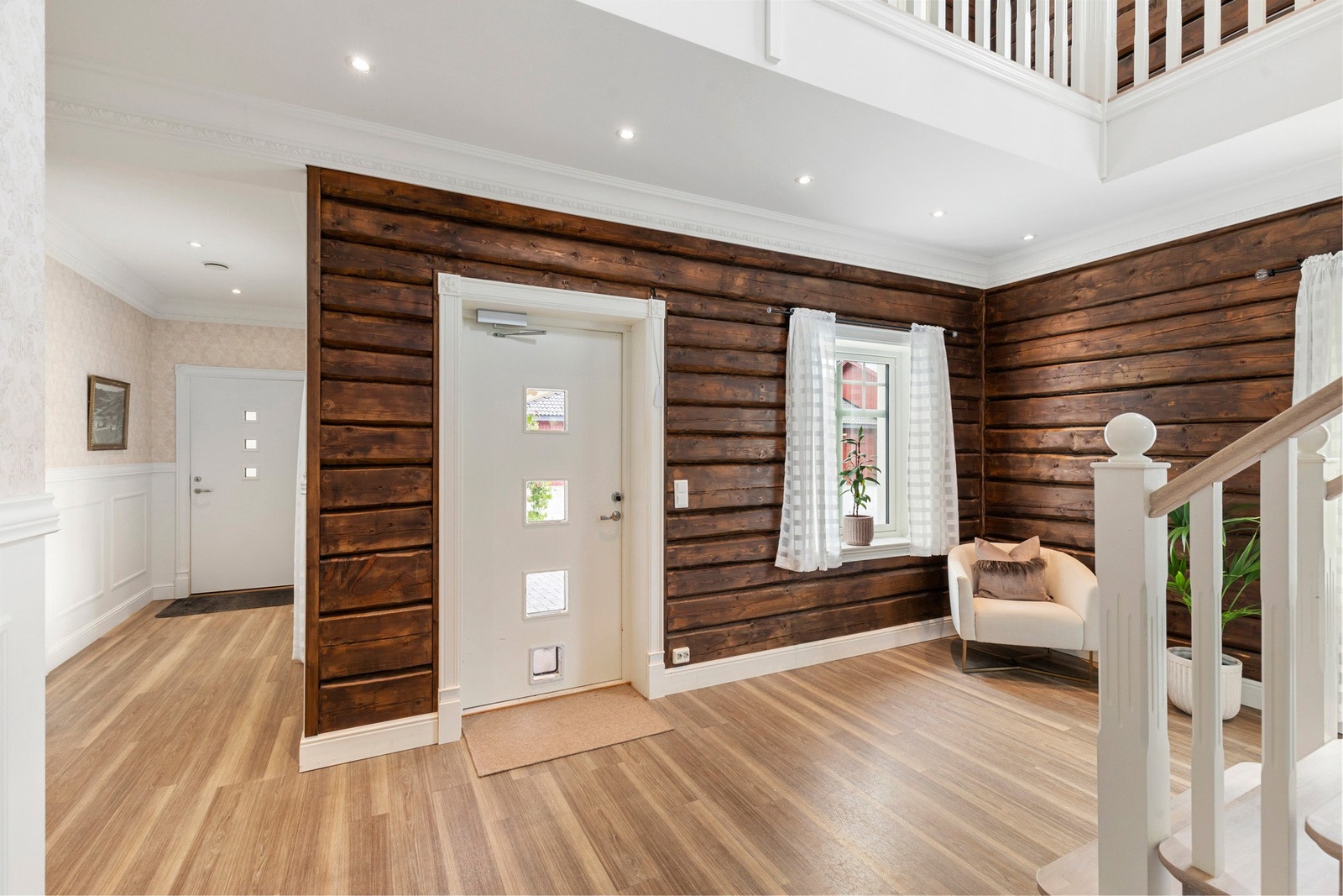 Hall på 41 kvm - hyggelig atkomst til boligen med gjestegarderobe Galleribilde