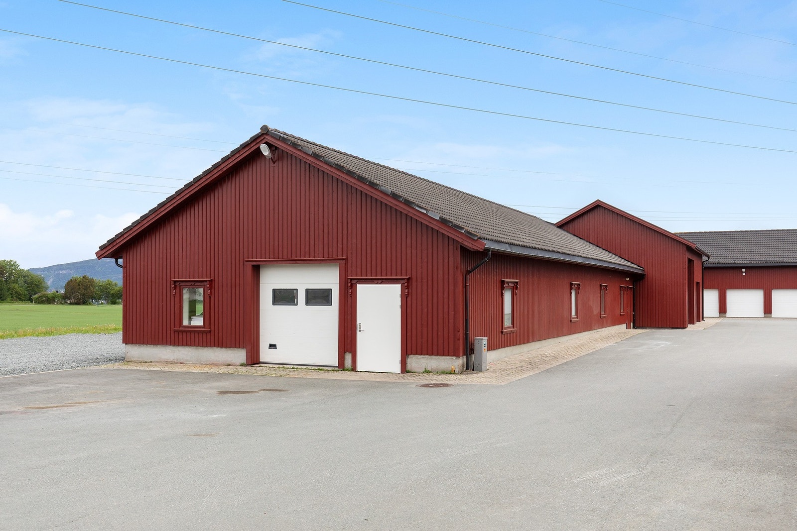 Inngang til snekkerverksted - verksteder har vannbåren varme Galleribilde