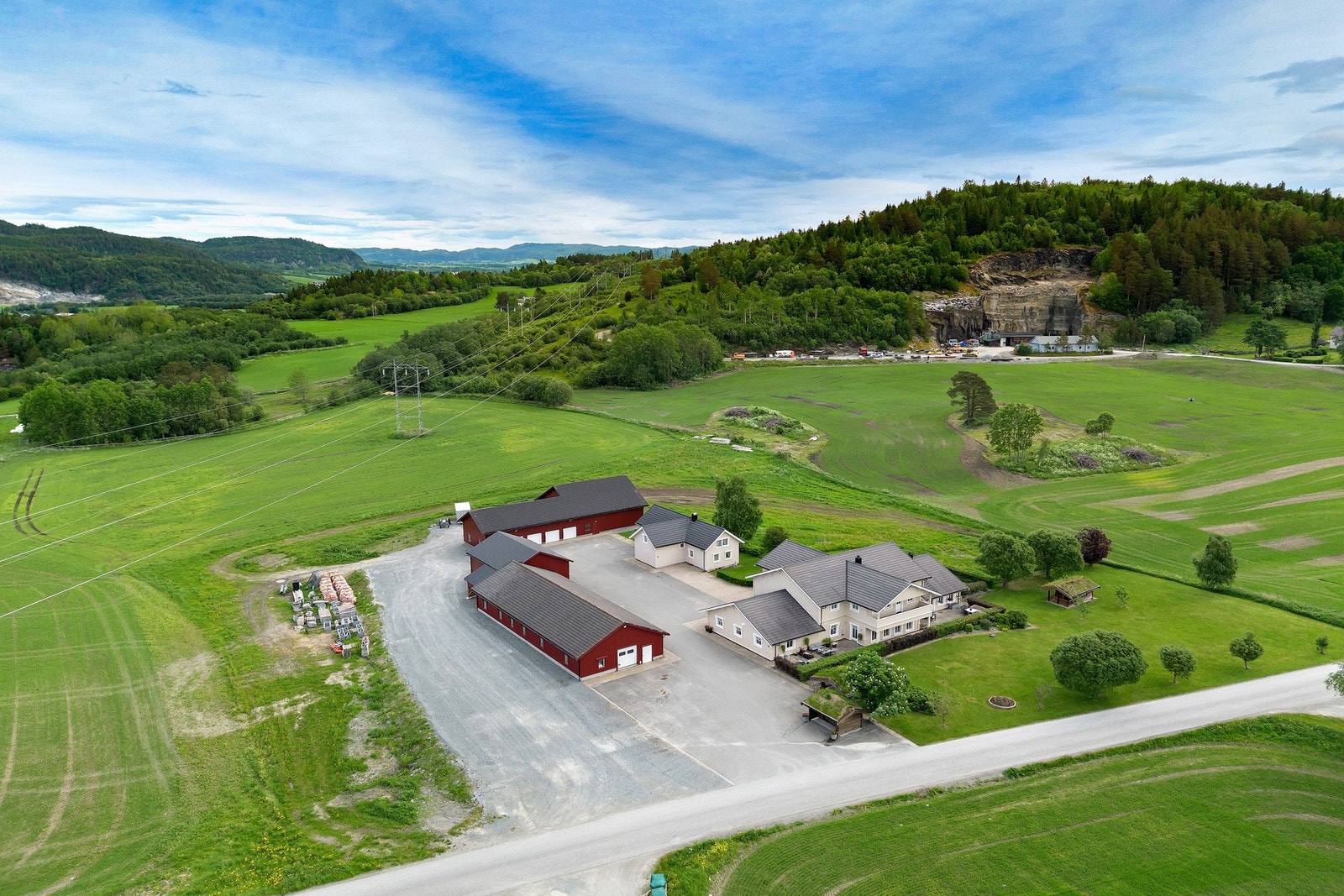 Velholdt eiendom med ryddige og velstelte uteområder Galleribilde