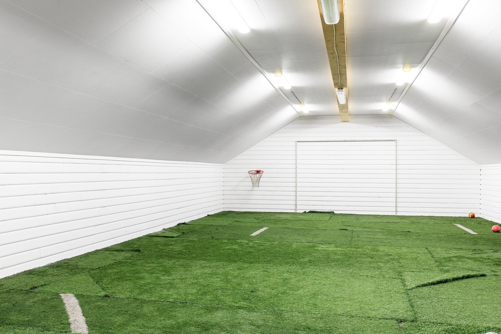 Fotballbane over garasjer Galleribilde