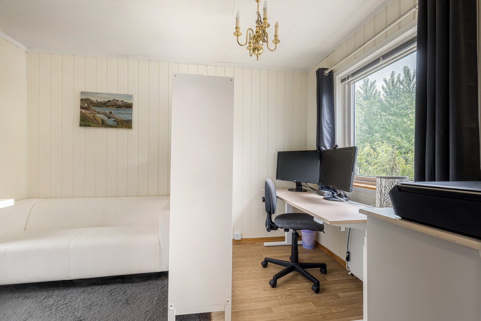Hyggelig kontorplass med utsikt ut mot den grønne. Galleribilde