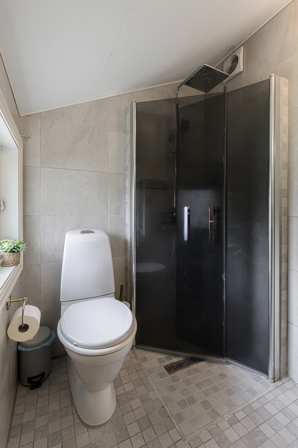 . Badet er praktisk innredet med dobbel servant og god oppbevaringsplass Galleribilde