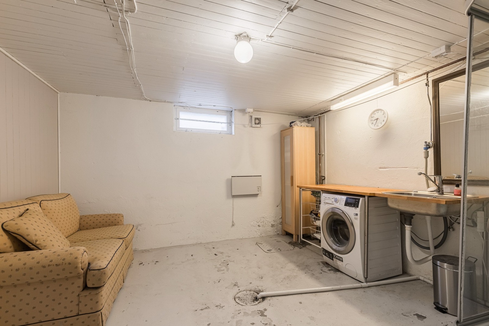 I kjelleretasjen finner du også et eget vaskerom med plass til vaskemaskin, tørketrommel og oppbevaring, noe som gir en praktisk løsning for familiens daglige behov. Galleribilde
