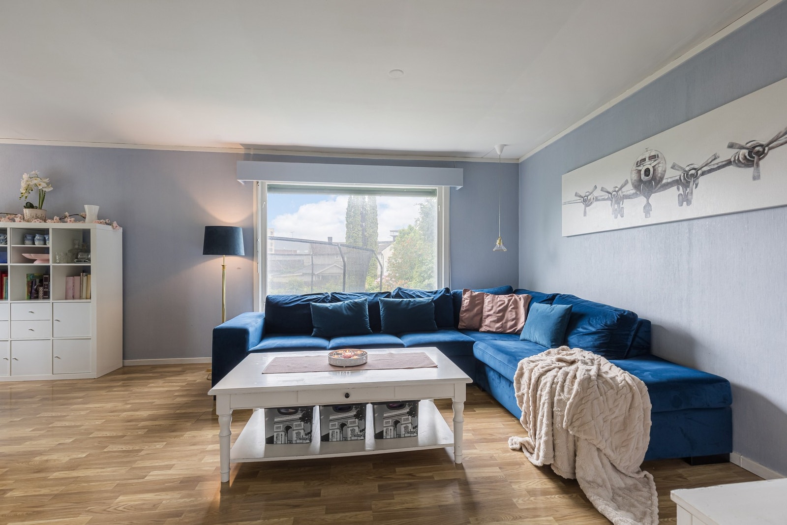Store vindusflater slipper inn rikelig med dagslys og gir en luftig romfølelse. Galleribilde