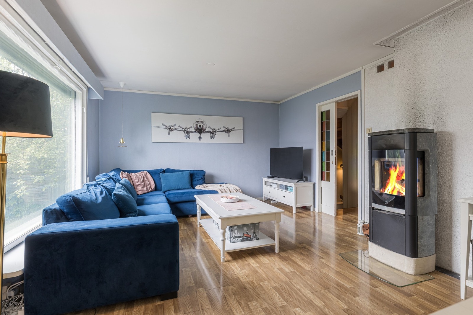 Vedovnen skaper en lun atmosfære og bidrar til både komfort og hygge gjennom årets kaldere måneder. Galleribilde