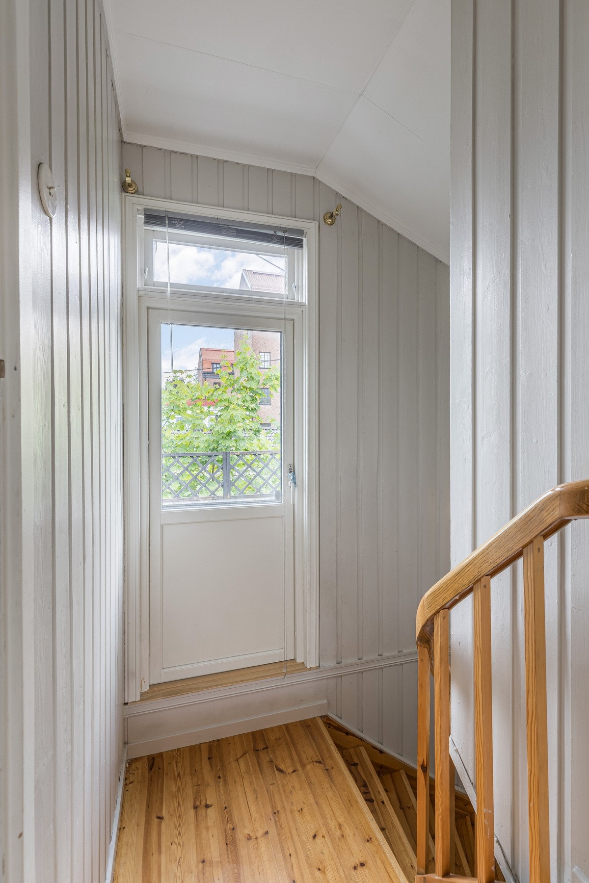 Fra gangen i andre etasje er det utgang til en hyggelig veranda. Galleribilde