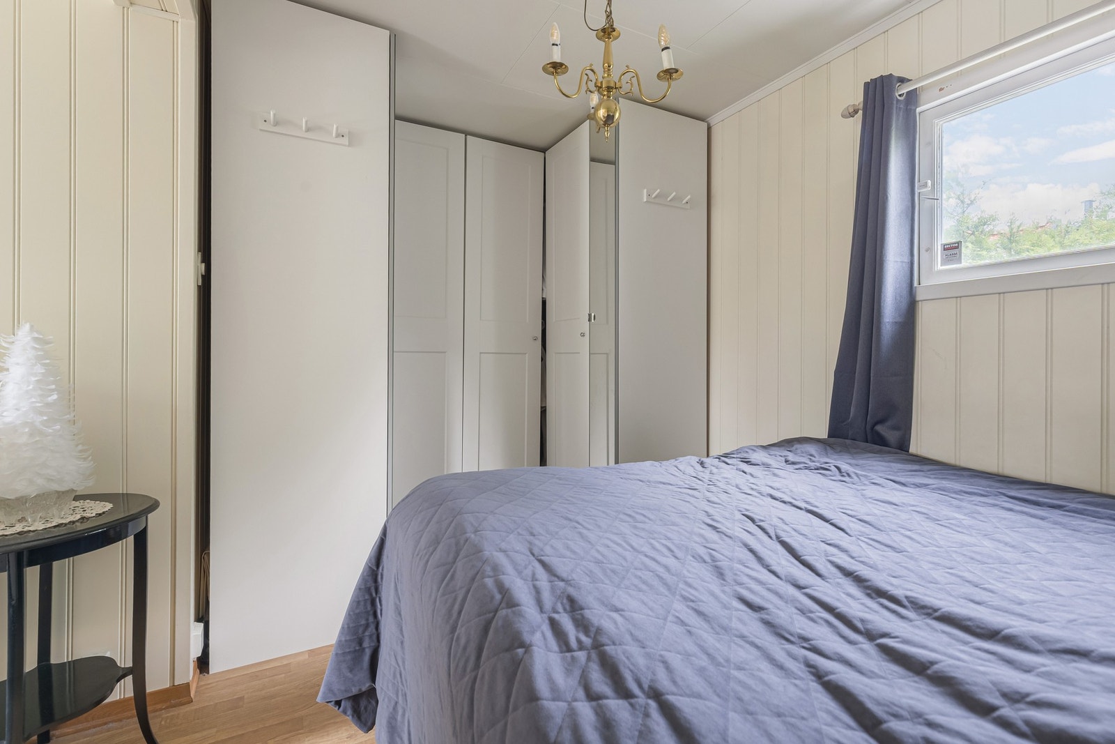 God lagringsplass i garderobeskap. Galleribilde
