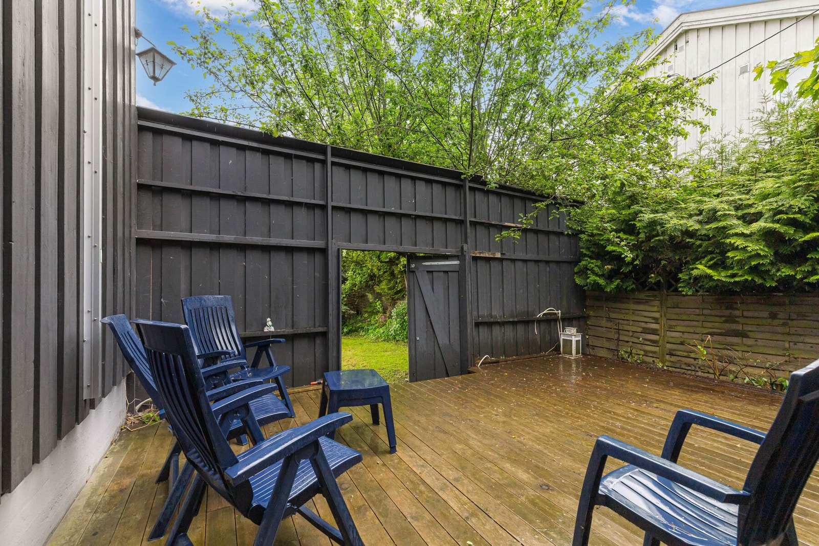 Terrasse og uteplasser gir gode muligheter for å nyte sommermånedene med familie og venner, mens de gode solforholdene gjør uteområdene til en naturlig forlengelse av boligen. Galleribilde
