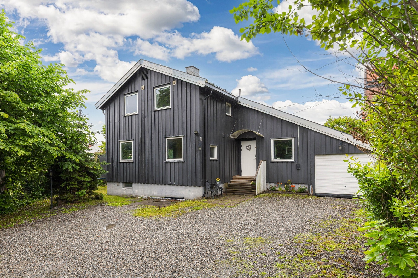 PrivatMegleren v/ Vetle Haug Kristensen har gleden av å presentere denne sentrale familieboligen med stor hage, gode solforhold og 4 soverom. Foto: Walling foto AS Galleribilde