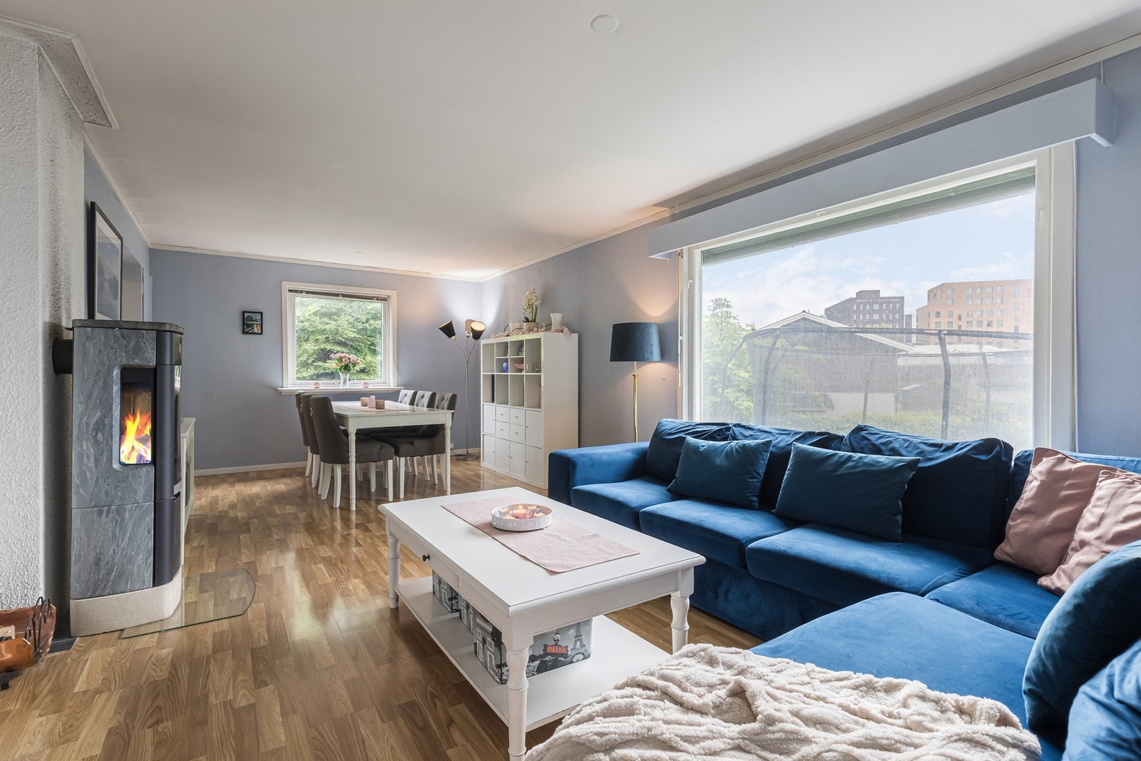 Stuen er lys, romslig og innbydende med god plass til både sofagruppe og spisebord. Galleribilde