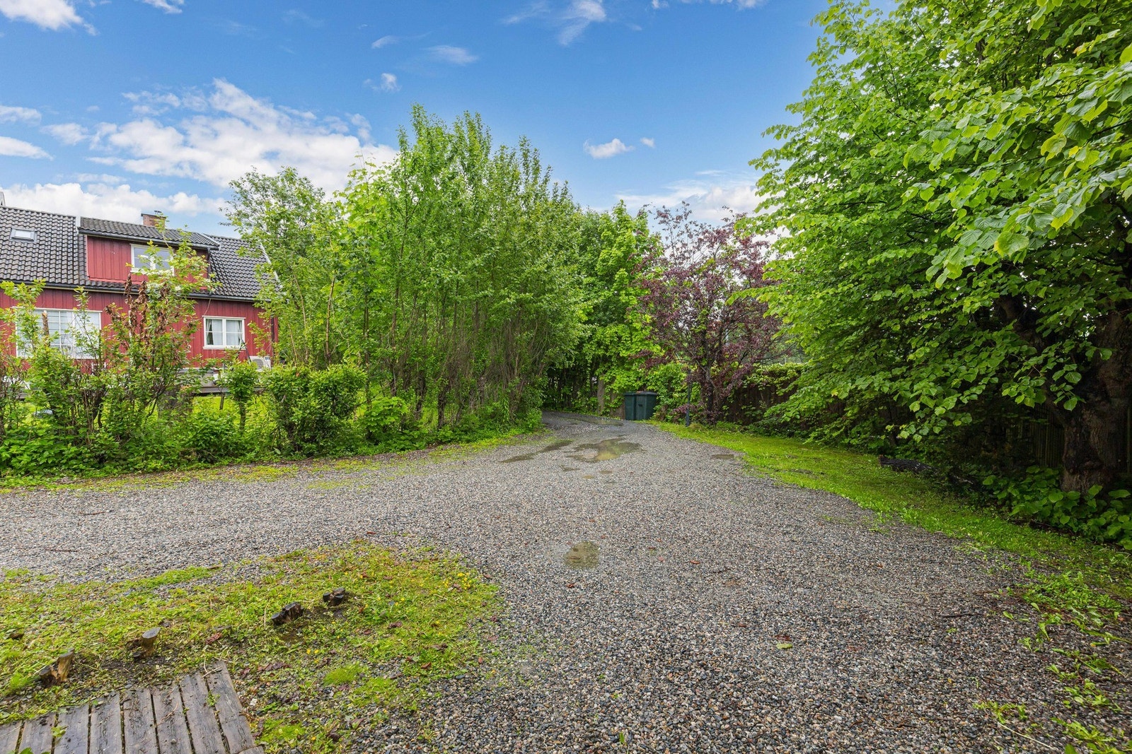 Gode parkeringsmuligheter på gruslagt gårdsplass. Galleribilde