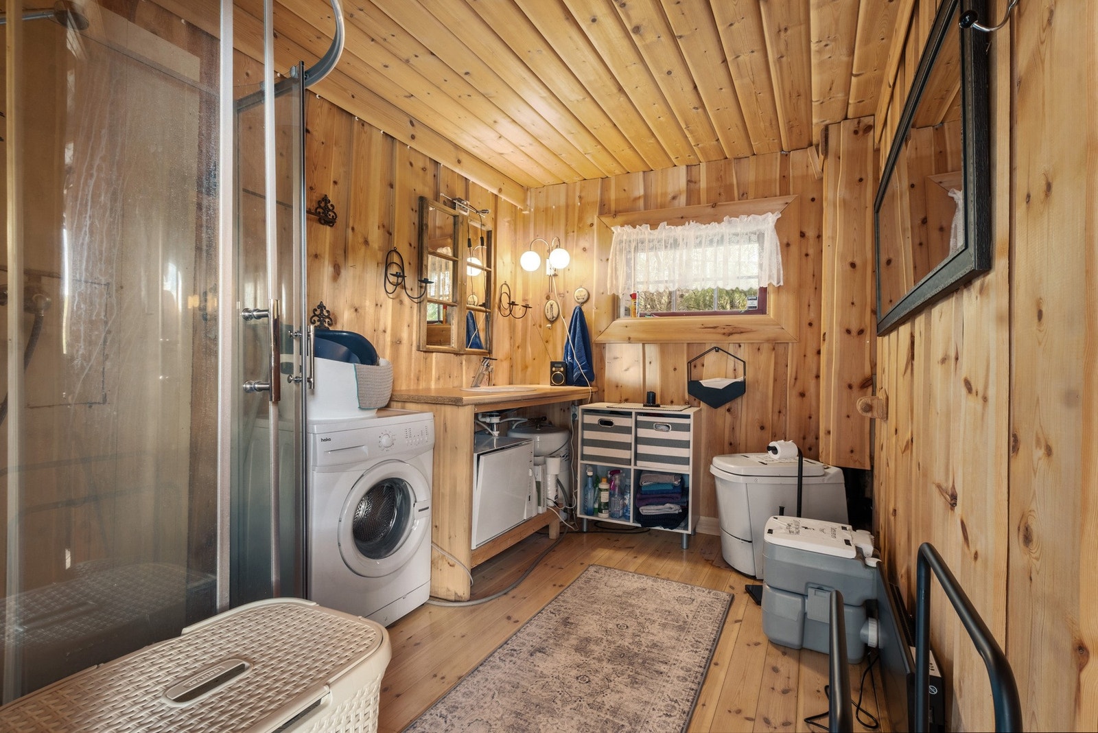 Badet består av dusjkabinett, servant, opplegg for vaskemaskin og toalett. Vann fra privat vannkilde og avløp ut i terrenget Galleribilde