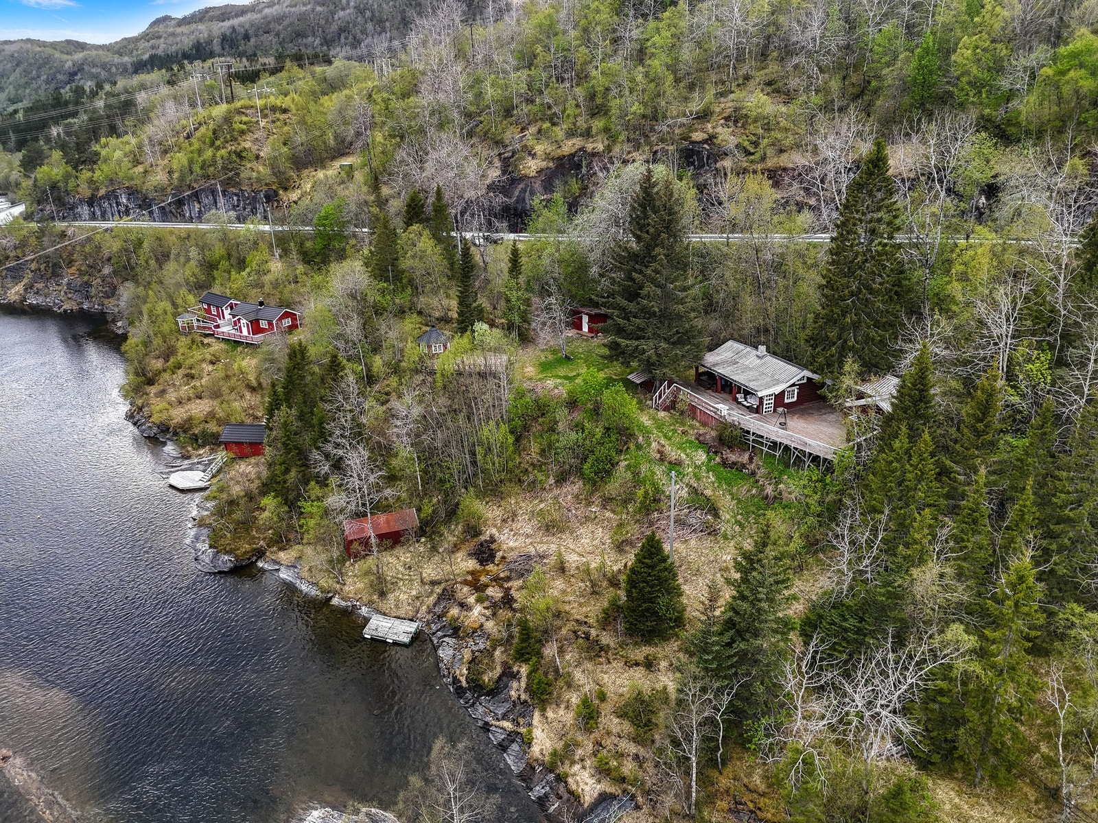 Beliggenheten er naturskjønn og fredelig, mens du samtidig ivaretar behagelig kjøreavstand til Tverlandet Galleribilde