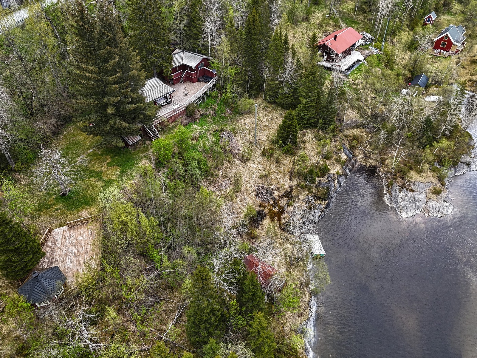 Eiendommen består av hytte, anneks og grillhytte. Svært gode terrasse arealer og en usjenert tomt på hele 5,8 mål som strekker seg helt ned til vannkanten! Galleribilde