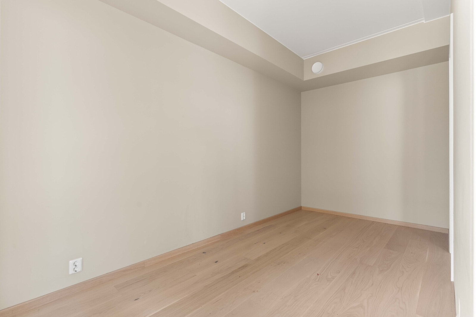 Lyst og romslig soverom med gode møbleringsmuligheter og plass til garderobe. Galleribilde