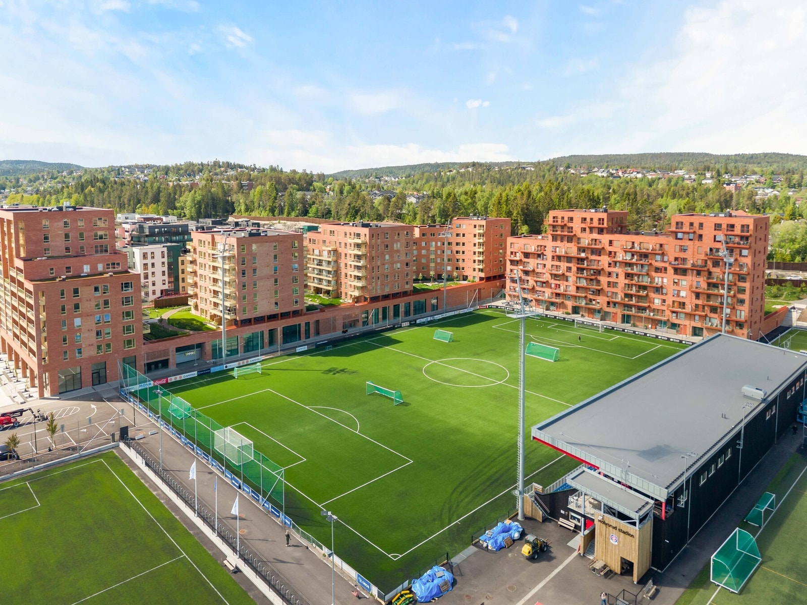 Her bor du midt i hjertet av Lørenskog, omkranset av
grøntarealer og av idrettsparken med et bredt
aktivitetstilbud rett på utsiden av døra. Galleribilde