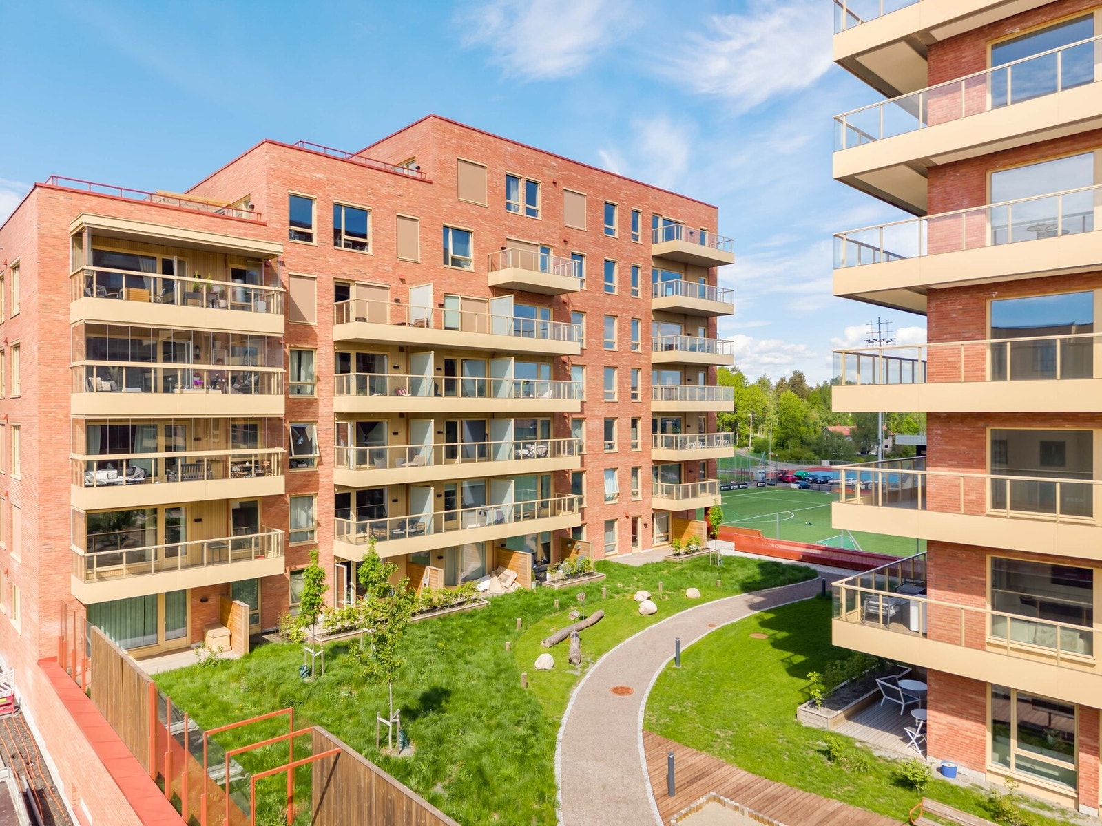 Moderne arkitektur med rene linjer, store vindusflater og unike materialvalg gir bygget et stilrent og tidløst uttrykk. Galleribilde