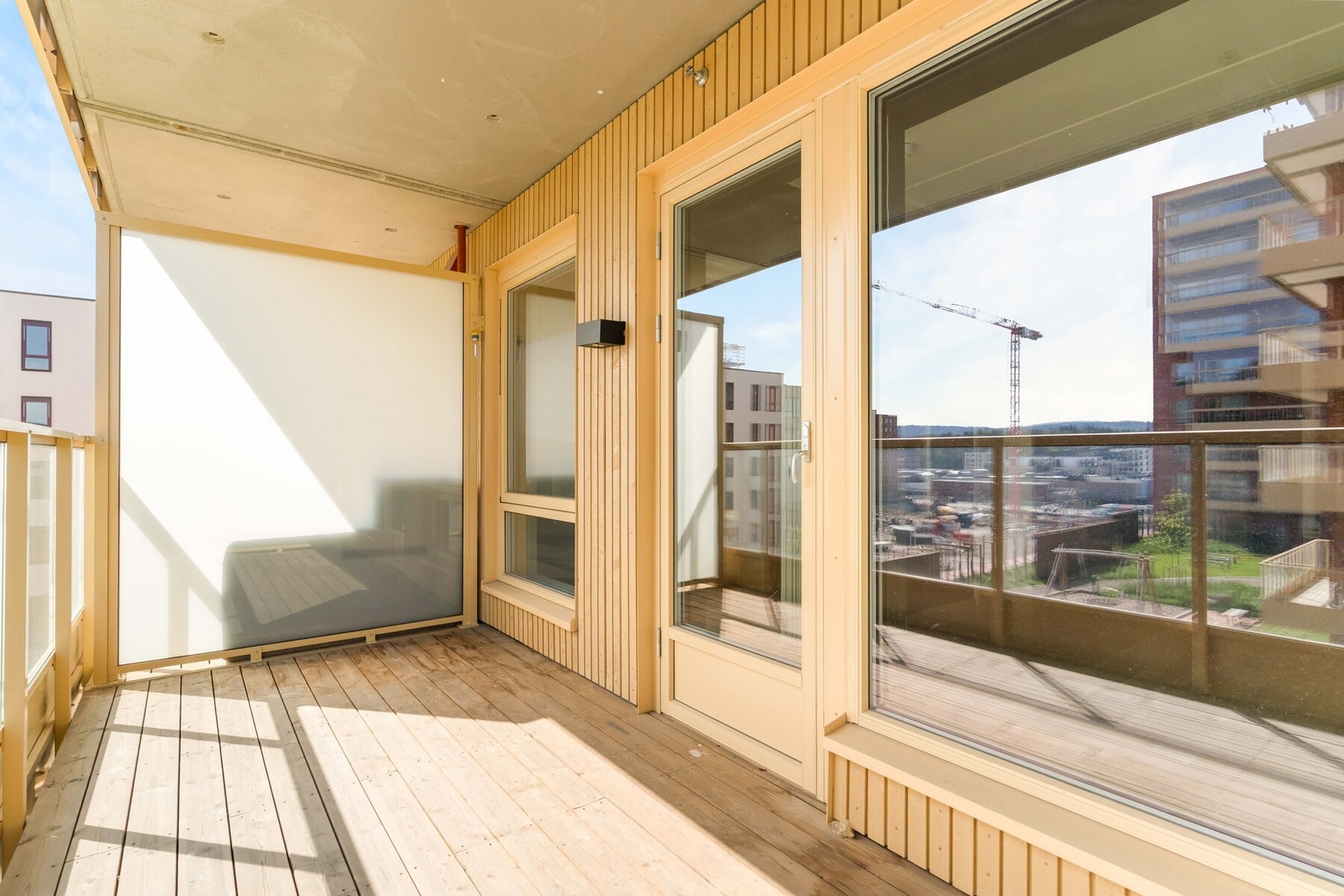 Solrik balkong på ca. 9 m² med god plass til sittegruppe og beplantning. Galleribilde