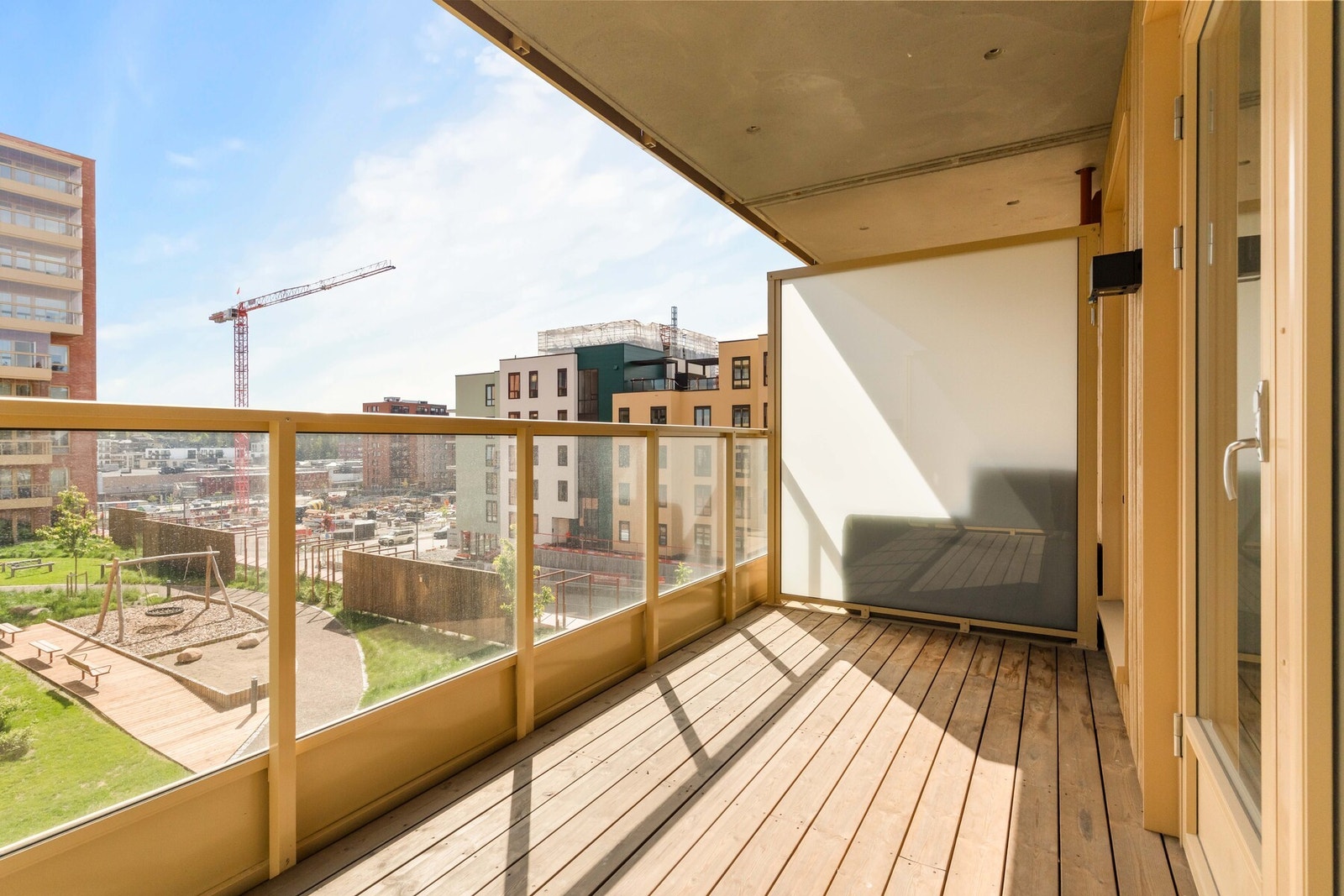 Terrassebord i Kebony på dekket og moderne glassrekkverk og utebelysning. Galleribilde