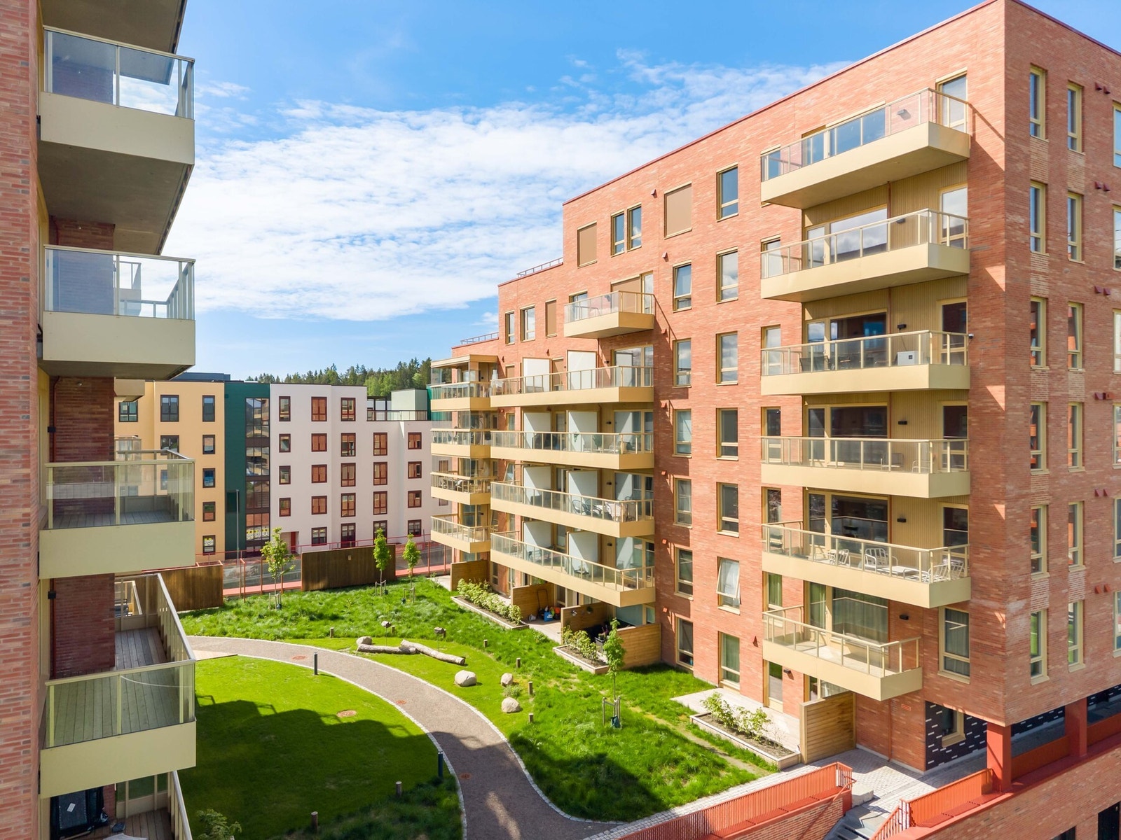 En elegant fasade utført i en harmonisk kombinasjon av teglstein, panel og beslag. Galleribilde