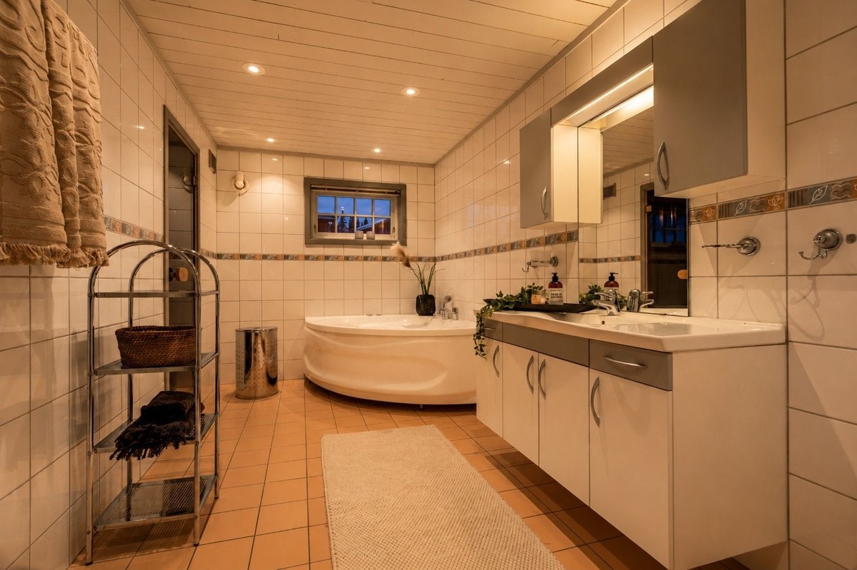 Romslig bad med badekar Galleribilde