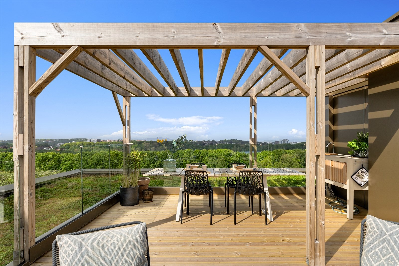 Pergola over deler av takterrassen med utekjøkken gir mulighet for skjerming, klatreplanter og annet. Virkelig et sted å nyte. Sol til kl. 21:30. Galleribilde