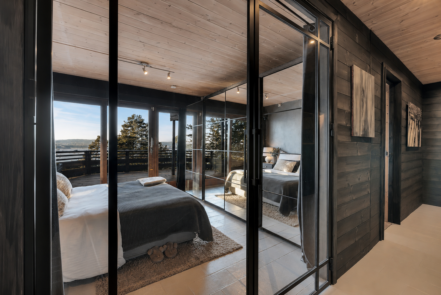 Soverom med glassdører fra Dominius. Innredet med gardiner for privatliv. Galleribilde