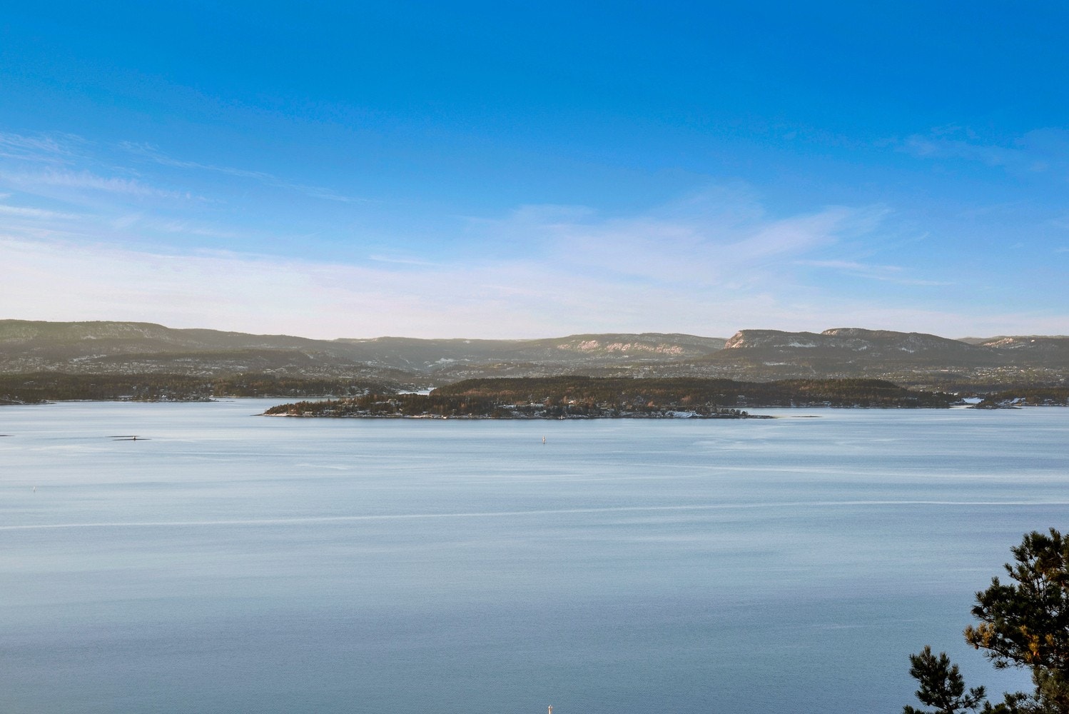 Utsikt fra soveromsbalkongen i 1. etg. I tillegg til den flotte utsikten, har eiendommen meget gode solforhold. På sommeren går solen ned bak Kolsåstoppen. Galleribilde