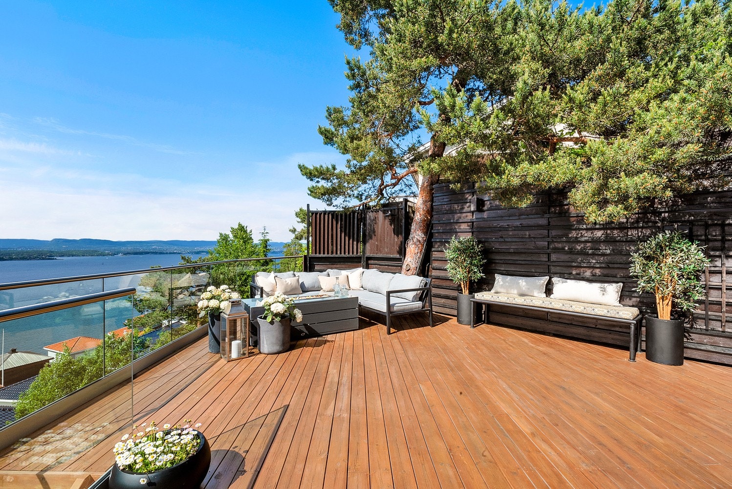 Fra stuen er det utgang til en stor terrasse som er fullstendig skjermet for innsyn og samtidig byr på en av Alværns aller beste utsikter. Det beste fra to verdener! Et ideelt sted å nyte lange, varme sommerdager i private og rolige omgivelser. Galleribilde