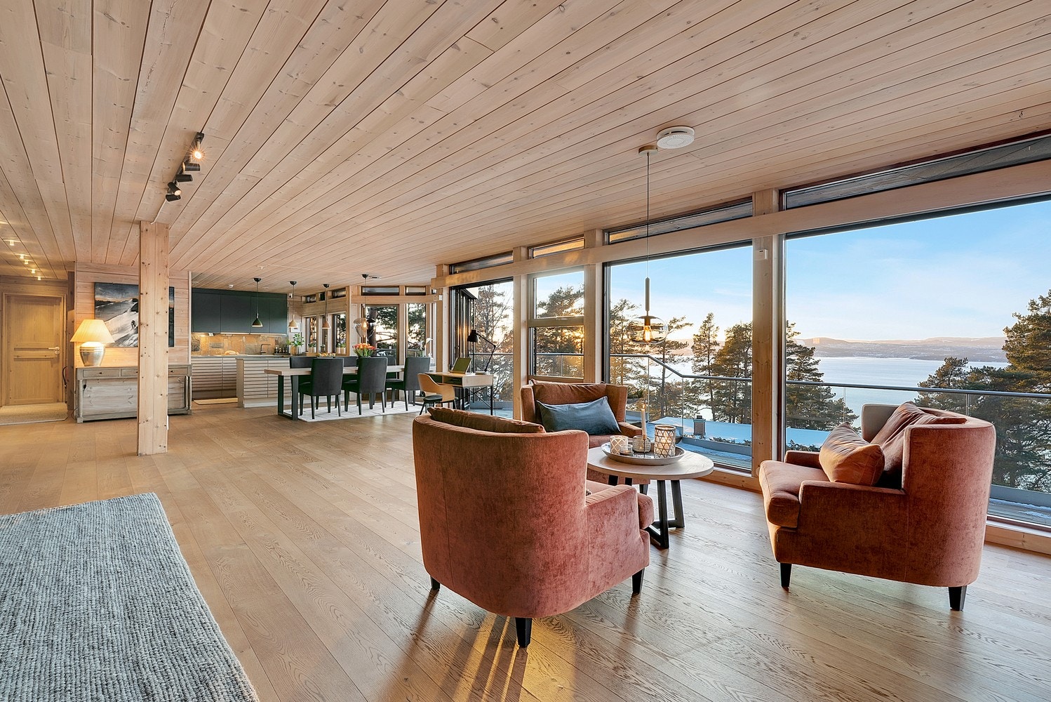 Stuen er smart inndelt i flere soner som skaper naturlige oppholdsområder. Fra en lun sofakrok og peissone til en loungegruppe i første rekke til utsikten. Galleribilde