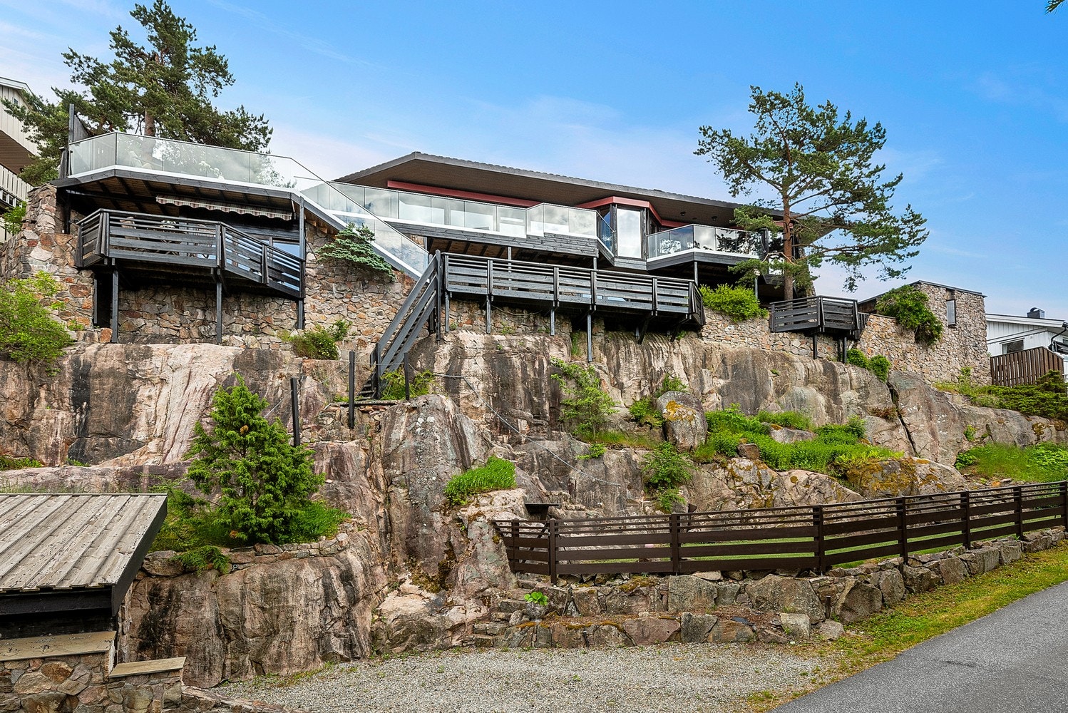 Huset er i stor grad kledd i naturstein, som er et tidløst og solid materiale som krever lite vedlikehold og gir eiendommen et eksklusivt uttrykk. Galleribilde