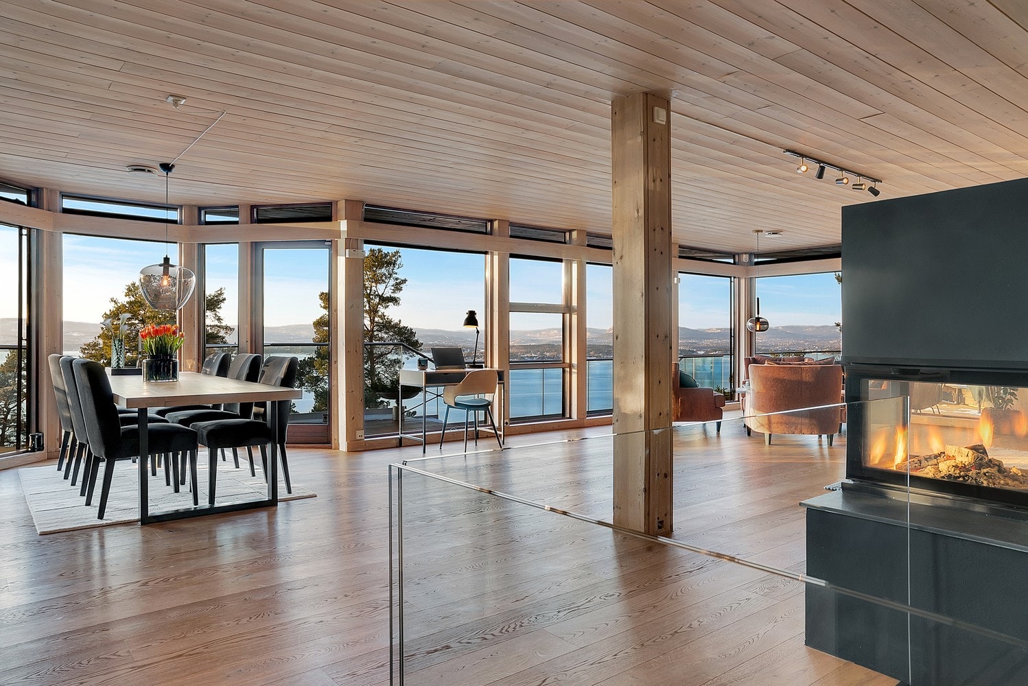 Stuen er husets naturlige midtpunkt, med vindusflater fra gulv til tak som slipper inn rikelig med lys og åpner mot den spektakulære utsikten over Oslofjorden. Galleribilde