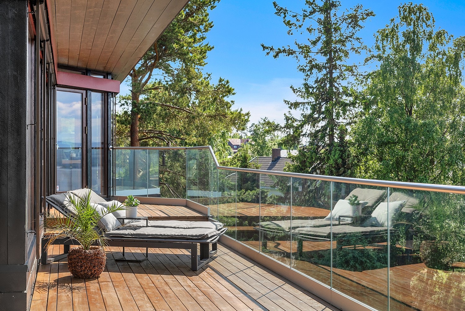 Stilrent glassrekkverk og gode soner for avslapning - perfekt for lange sommerdager og rolige kvelder ute. Galleribilde