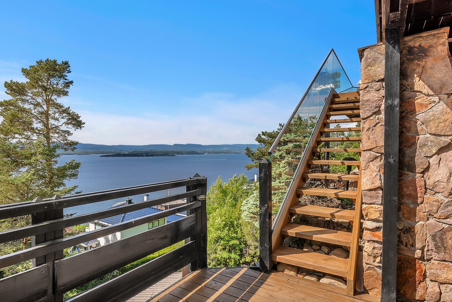 Terrassene strekker seg over flere nivåer og byr på ulike soner for både avslapning og utsikt - perfekt tilpasset tomtens naturlige nivåforskjeller. Galleribilde