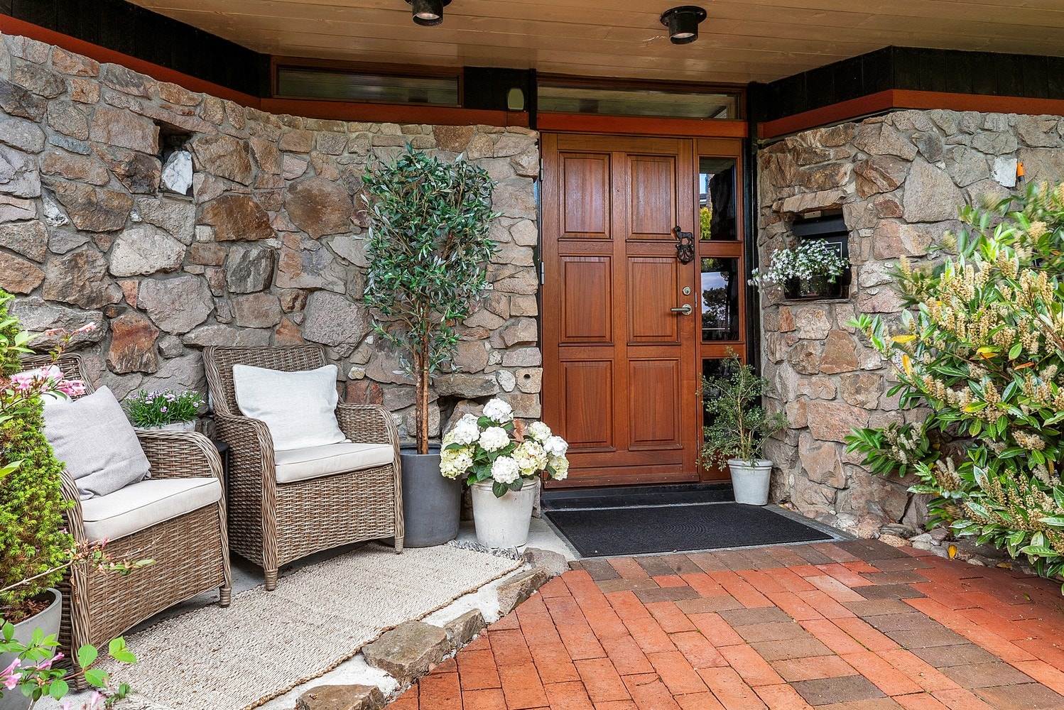 Innbydende inngangsparti som bader i deilig morgensol. Galleribilde