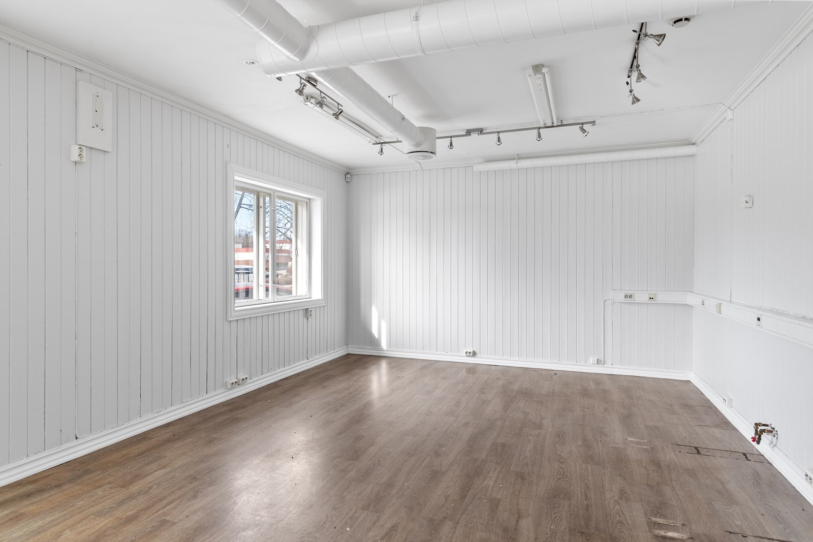 Areal som har vært brukt til næring har en hensiktsmessig planløsning og god eksponering ut mot sentrum og gaten. Galleribilde