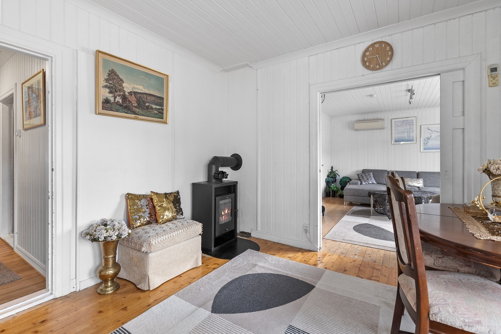 Her finner du en koselig ovn, som bidrar til varme og hygge på kalde høst- og vinterdager. Galleribilde