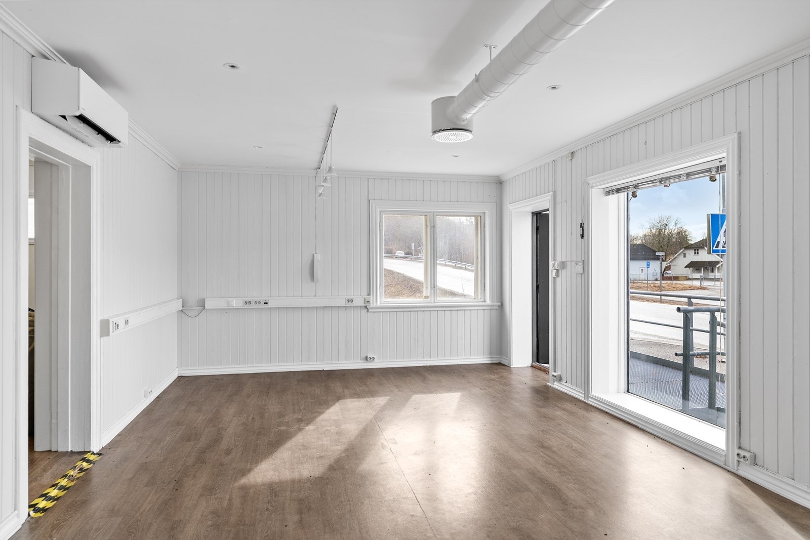 Eiendommen består av areal som har vært brukt til næring i 1. etasje og en romslig leilighet i 2. etasje og loftsetasjen. Galleribilde