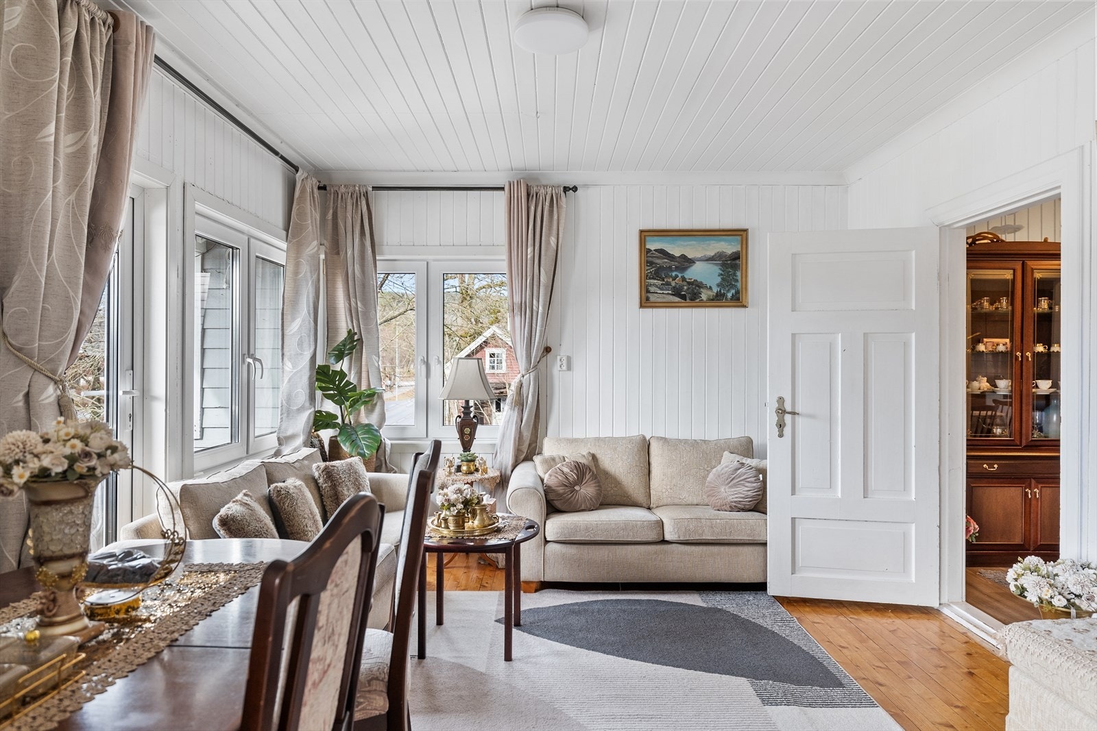 Det er godt med vindusflater som slipper inn rikelig med lys i boligen. Galleribilde