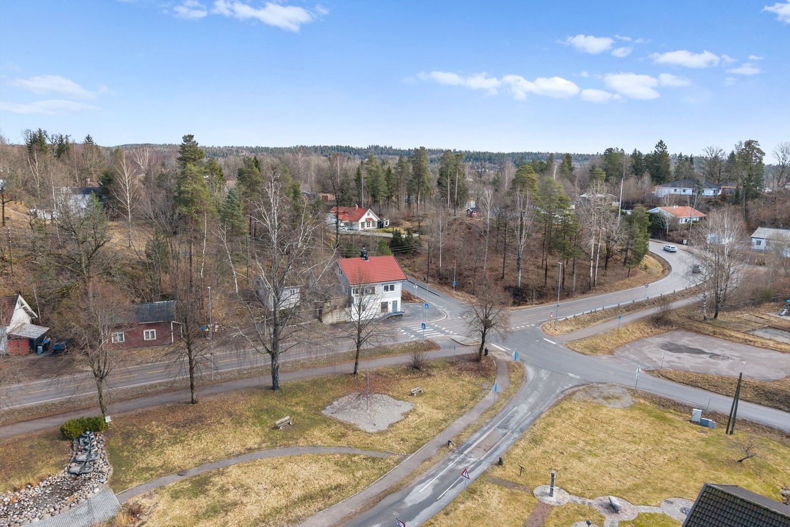 Velkommen til Andebuveien 981, en innholdsrik og spennende kombinasjonseiendom med attraktiv beliggenhet midt i Andebu sentrum. Galleribilde