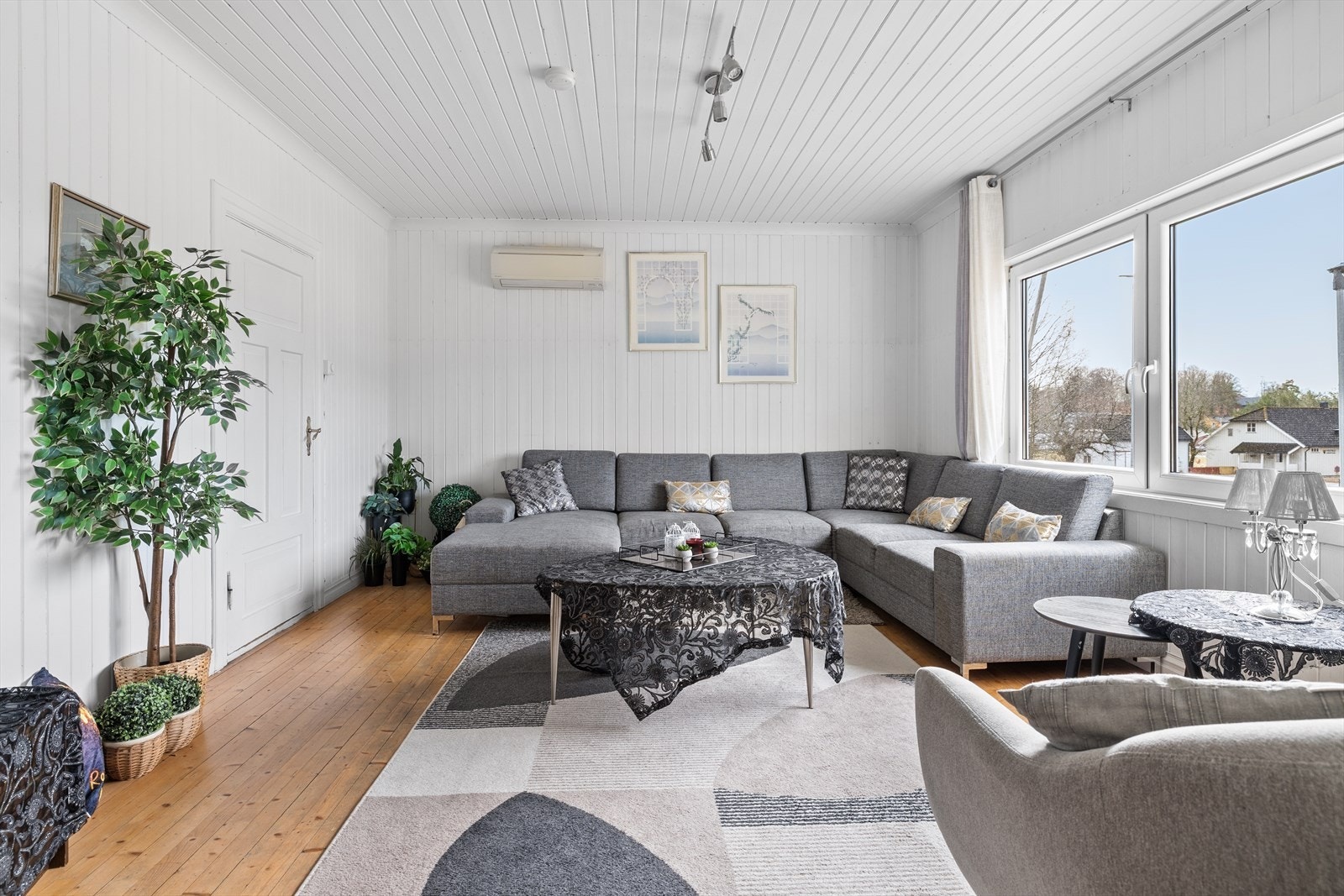 Stuen er lys og romslig med en fin løsning. Galleribilde