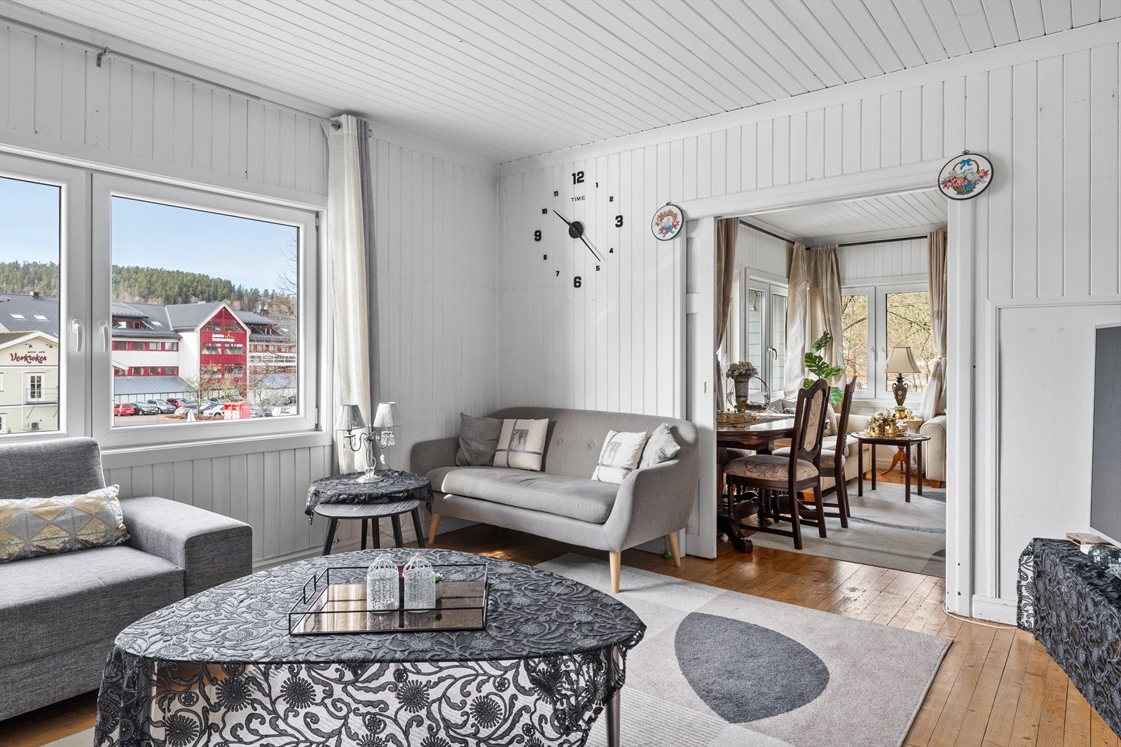 Her har du en naturlig plass til både sofagruppe, spisebord og TV med tilhørende møblement. Galleribilde