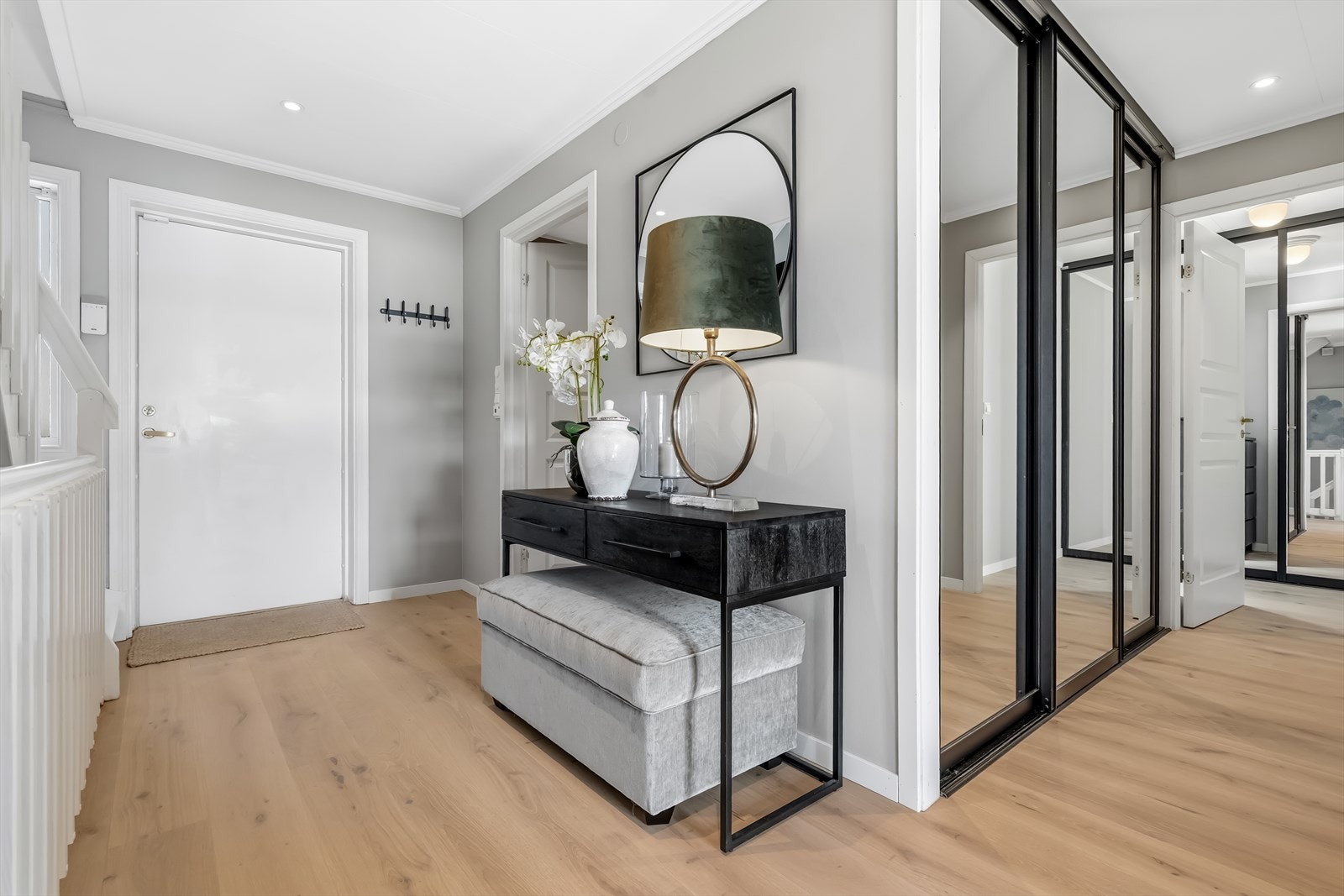 Lys og praktisk entré/gang med skyvedørsgarderobe og plass til kommode for videre oppbevaring. Galleribilde