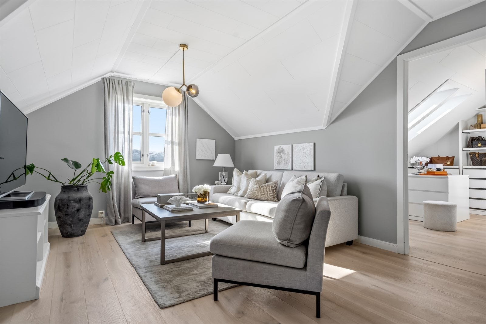 Loftstuen fremstår som et lyst og trivelig oppholdsrom. Kan ved behov skilles av med vegg for ekstra soverom. Galleribilde