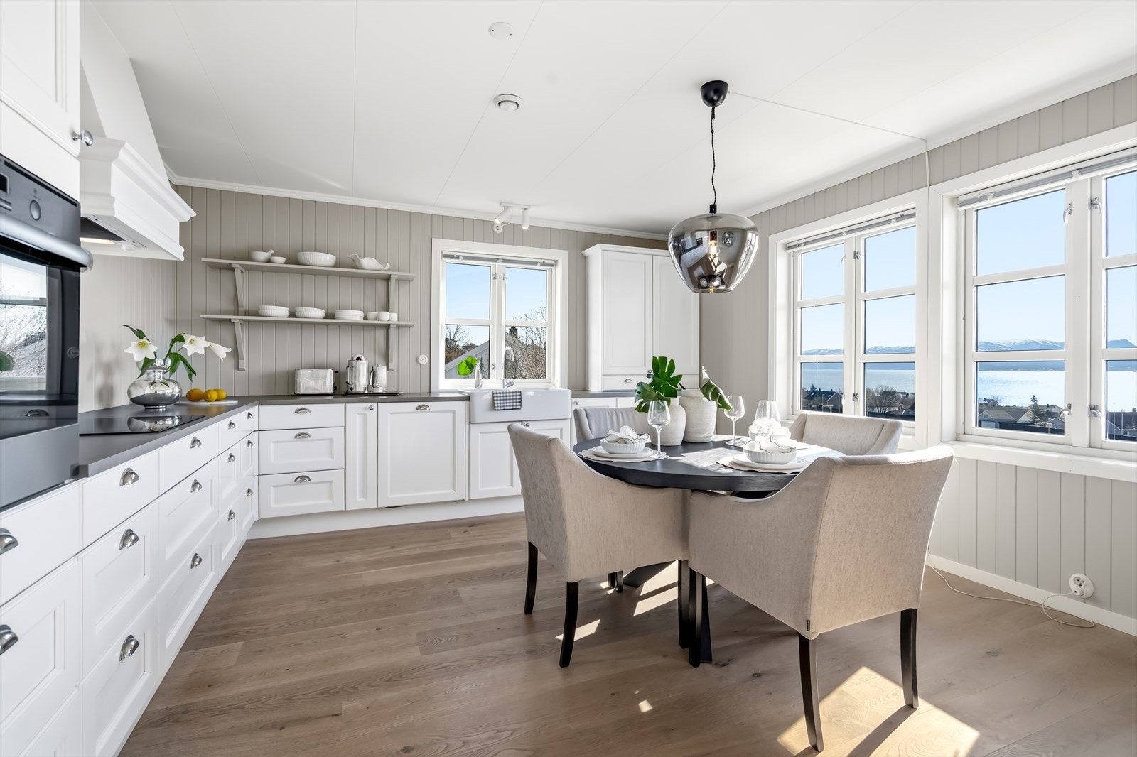 Rommet er romslig og har god plass til frokostbord eller spisebord. Galleribilde